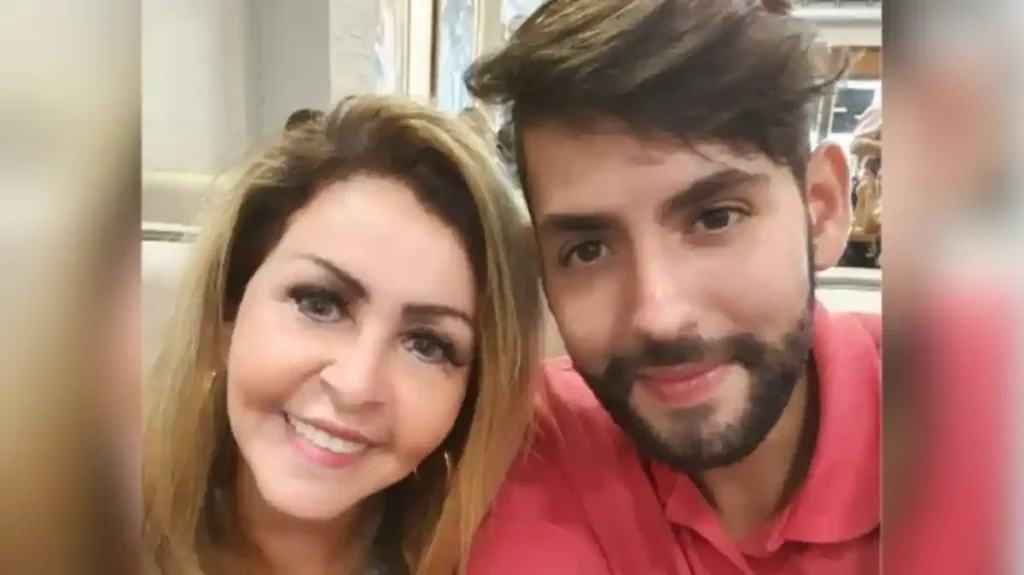 Wesley e Shirley Carvalhaes aparecem em selfie sorrindo para a câmera em ambiente interno