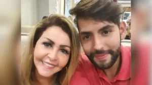 Wesley e Shirley Carvalhaes aparecem em selfie sorrindo para a câmera em ambiente interno