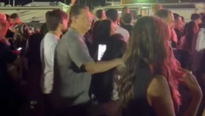 sóstenes cavalcante aparece no meio do público durante show de Jorge e Mateus em Miami à noite com luzes do palco ao fundo