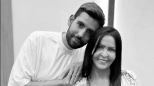 Wesley posa ao lado de Shirley Carvalhaes em foto em preto e branco com os dois sorrindo para a câmera