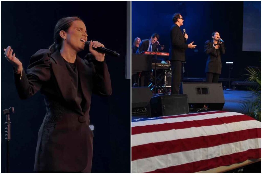 Aline Barros canta durante o funeral de Ron Kenoly, em cerimônia com músicos no palco e bandeira dos Estados Unidos em destaque