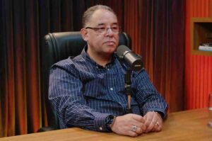 Apóstolo Mário Alberto Nuntius participa de podcast em estúdio, sentado diante de microfone profissional.