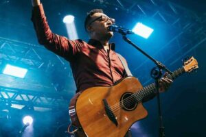 Após queda em palco, Marquinhos Gomes atribui incidente a “magia negra”