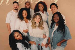 Grupo gospel Get Worship posa em foto oficial com integrantes reunidos em estúdio.
