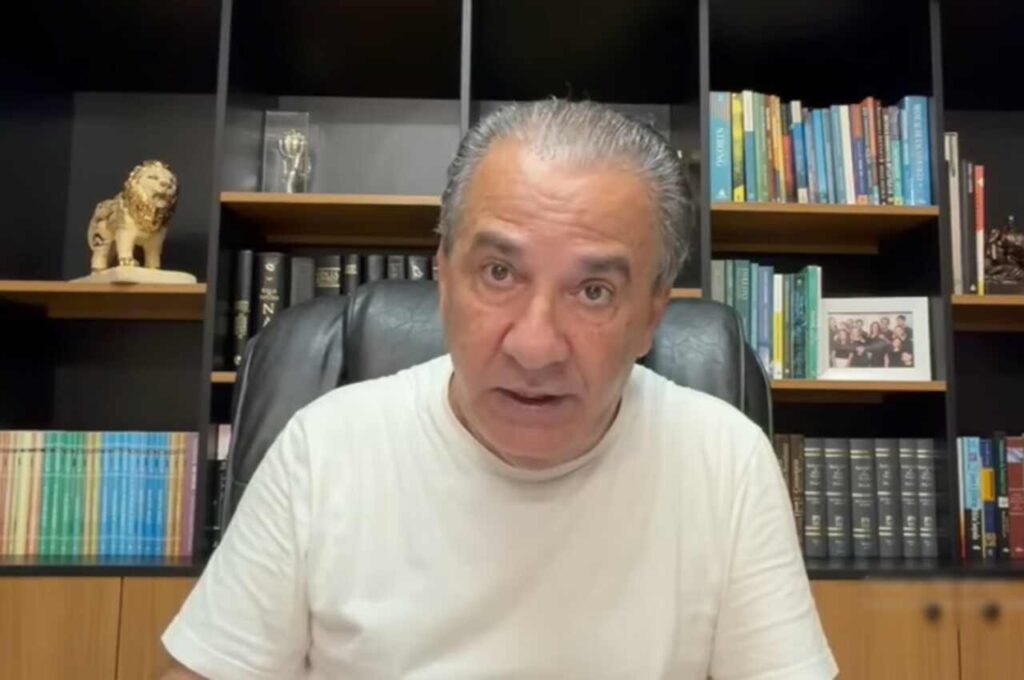Pastor Silas Malafaia sentado em escritório, falando à câmera, com estantes de livros ao fundo.