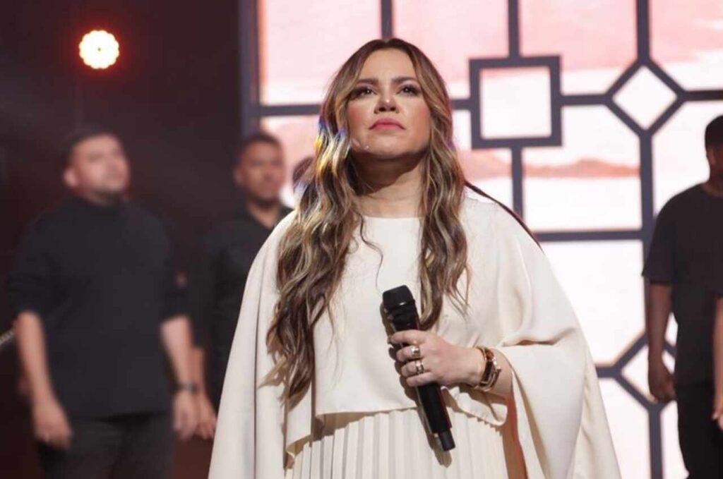Sarah Farias durante apresentação ao vivo