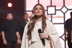 Sarah Farias durante apresentação ao vivo