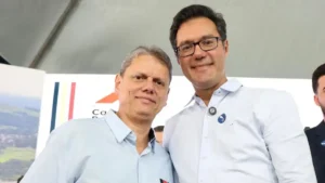 Alex Madureira posa ao lado do governador Tarcísio em evento público durante encontro institucional