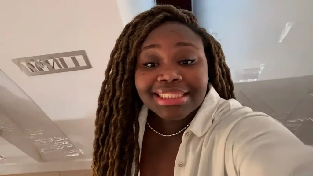 cantora gospel kellen byanca em selfie dentro de ambiente interno com teto branco