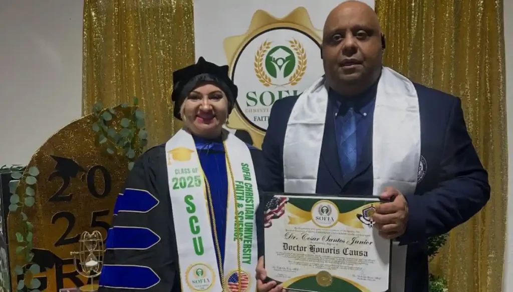 Dra. Verbênia Souza e Dr. Cesar posam com diploma e vestes acadêmicas em cerimônia de homenagem da Sofia Christian University