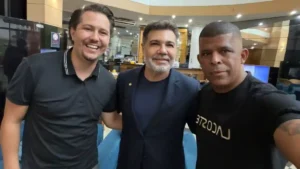 Pastor Marco Feliciano posa com organizadores do Aviva Manaus em foto dentro do templo durante o evento