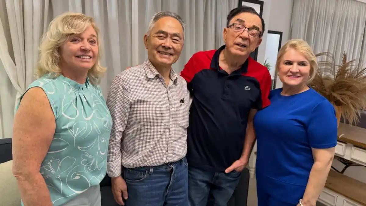 Apóstolo Ouriel de Jesus e a pastora Jussara de Jesus posam com o pastor Hidekazu Takayama e a pastora Ingrid Takayama em uma sala de estar, durante visita na residência em Boston.