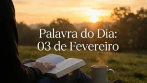 Pessoa lê a Bíblia ao ar livre durante o nascer do sol com a frase "Palavra do Dia: 03 de Fevereiro" sobreposta
