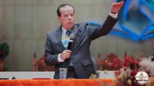 pastor alias cardoso falando ao microfone durante evento na assembleia de deus em perus
