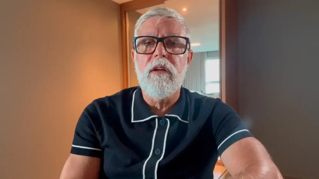 pastor claudio duarte fala em vídeo em ambiente interno durante gravação