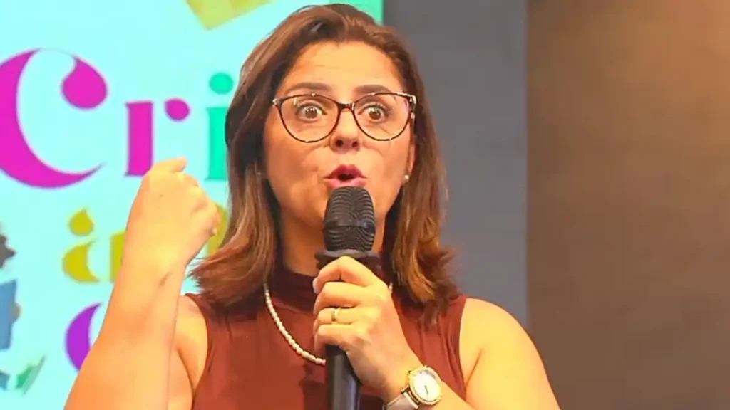 Pastora Vanessa Cavalcante prega com microfone durante culto na Igreja Genuína