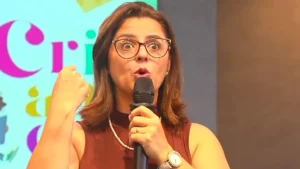 Pastora Vanessa Cavalcante prega com microfone durante culto na Igreja Genuína