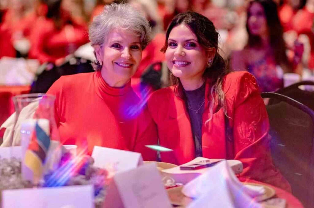Aline Barros posa sorridente ao lado da mãe durante evento especial em celebração familiar.