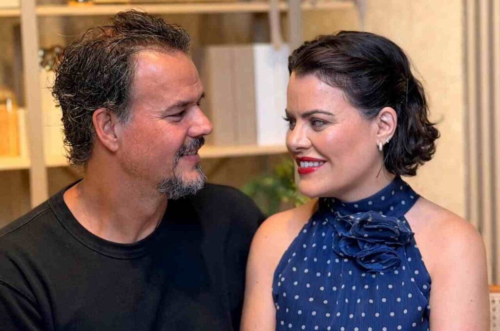 Casal Ana Paula e Gustavo olhando um para o outro em momento de carinho.