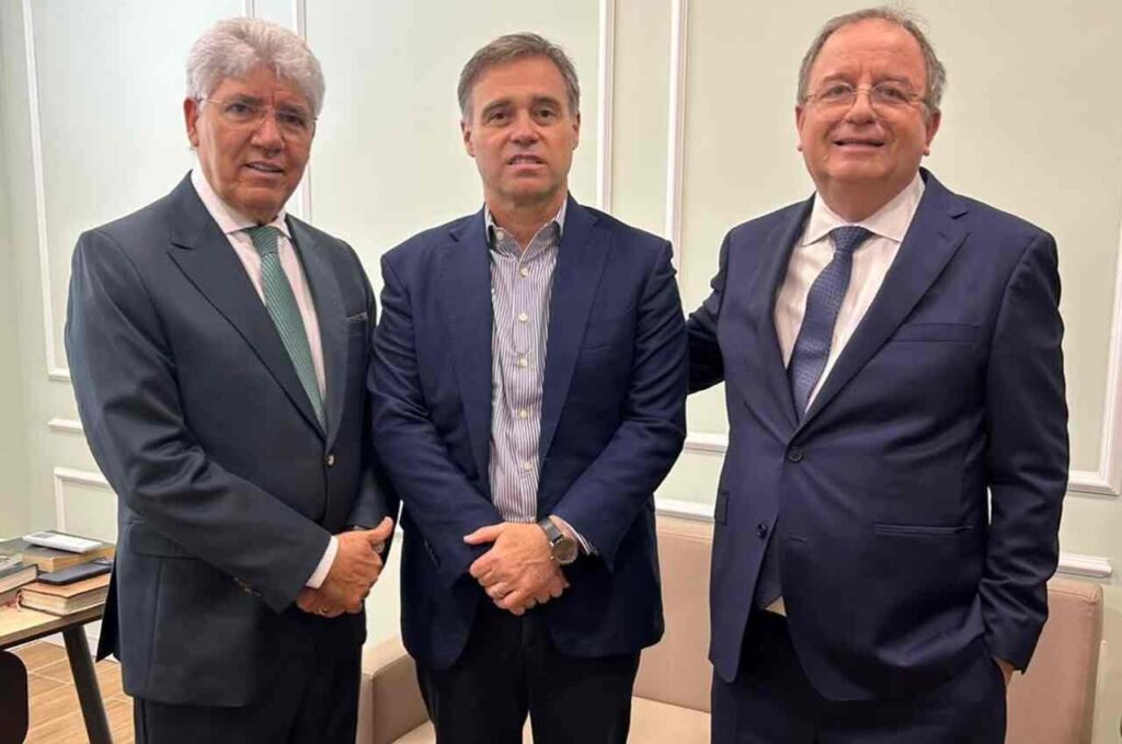 Ministro André Mendonça ao lado de pastores durante encontro institucional em gabinete.