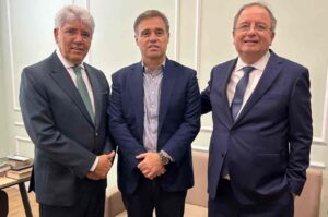Ministro André Mendonça ao lado de pastores durante encontro institucional em gabinete.
