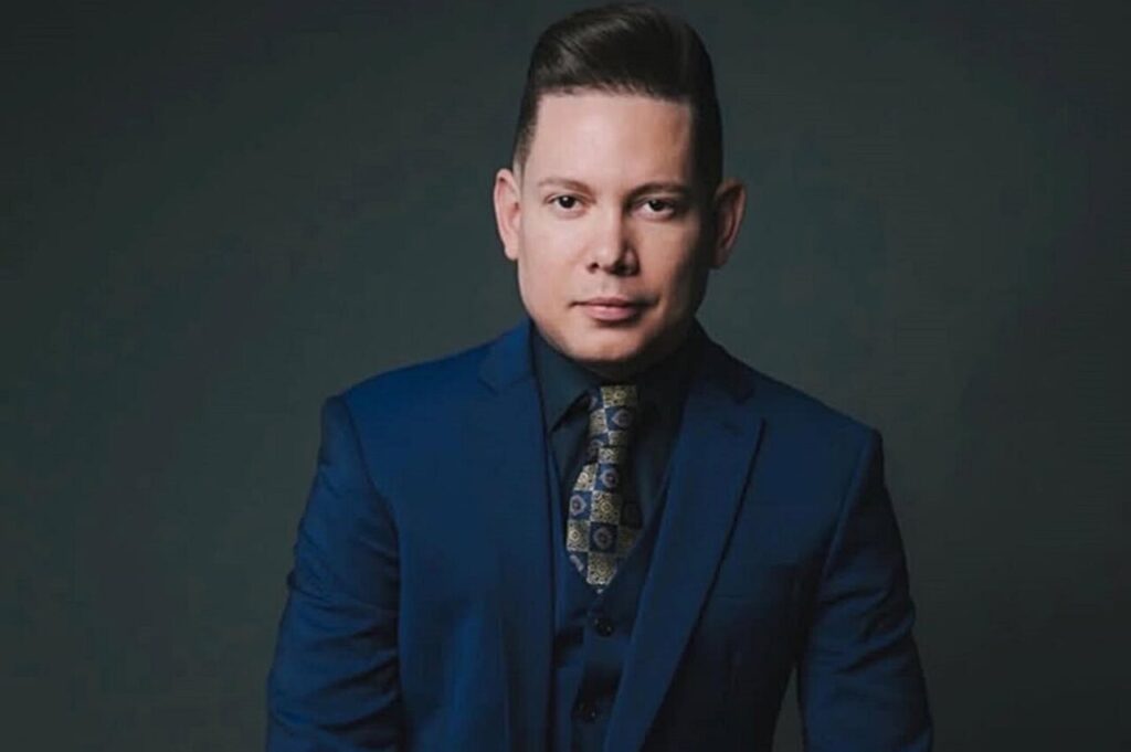 Bispo Bruno Leonardo em retrato posado usando terno azul em estúdio.