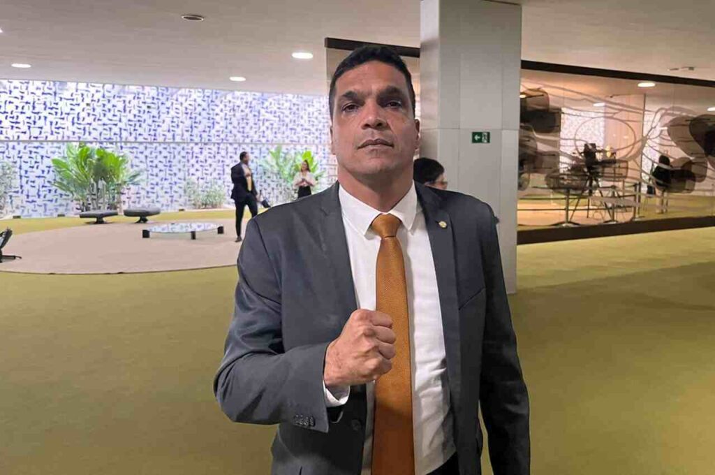 Deputado Cabo Daciolo com expressão séria e punho cerrado no interior do Congresso Nacional