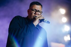 Cantor gospel Anderson Freire cantando ao microfone durante apresentação.