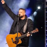 Fernandinho interrompe ministração e critica roupas de cantoras gospel