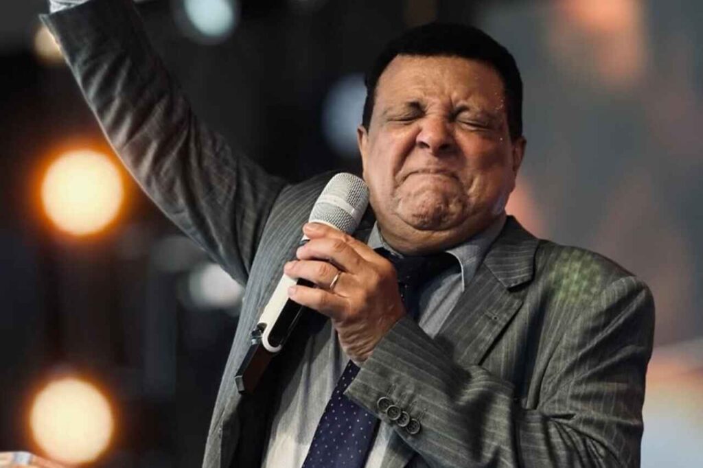 Cantor gospel Ozeias de Paula cantando ao microfone