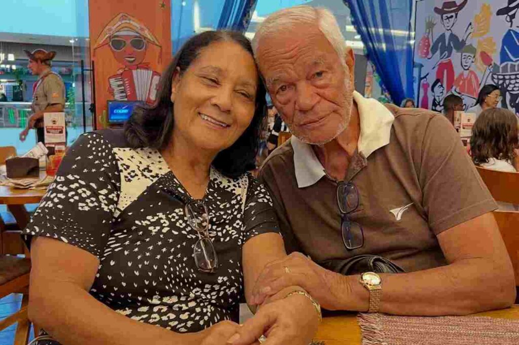 Cantor Victorino Silva ao lado da esposa Odiléia Rangel em momento de convivência em restaurante.