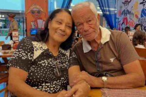 Cantor Victorino Silva ao lado da esposa Odiléia Rangel em momento de convivência em restaurante.