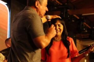 Cantora gospel Eyshila com olhos fechados durante momento de oração