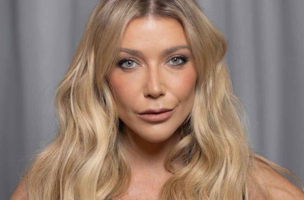 Cantora Luiza Possi em retrato de estúdio com cabelos loiros e olhar direto para a câmera.