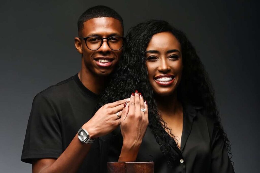 Cantora gospel Sulamita Alves ao lado do namorado exibindo alianças em ensaio fotográfico.