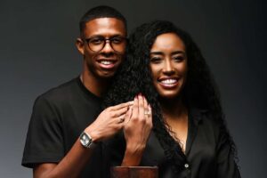 Cantora gospel Sulamita Alves ao lado do namorado exibindo alianças em ensaio fotográfico.