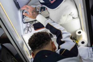 Jogador Neymar ajoelhado em oração