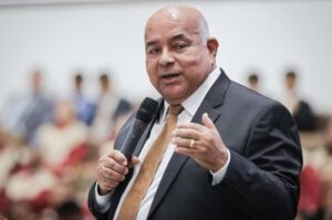 Pastor Ailton proíbe fiéis de assistir “A Praça é Nossa”: “Crente não pode”