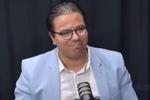 Pastor Carlos Cardoso participa de entrevista em podcast cristão falando ao microfone durante conversa sobre temas bíblicos e escatologia