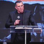 Pastor Cláudio Gama interrompe culto e repreende músicos no altar