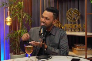 Pastor Elias Gomes falando ao microfone durante entrevista no Viraou Podcast