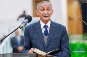 Pastor José Carlos de Lima pregando com a Bíblia nas mãos durante culto em igreja ao lado de púlpito