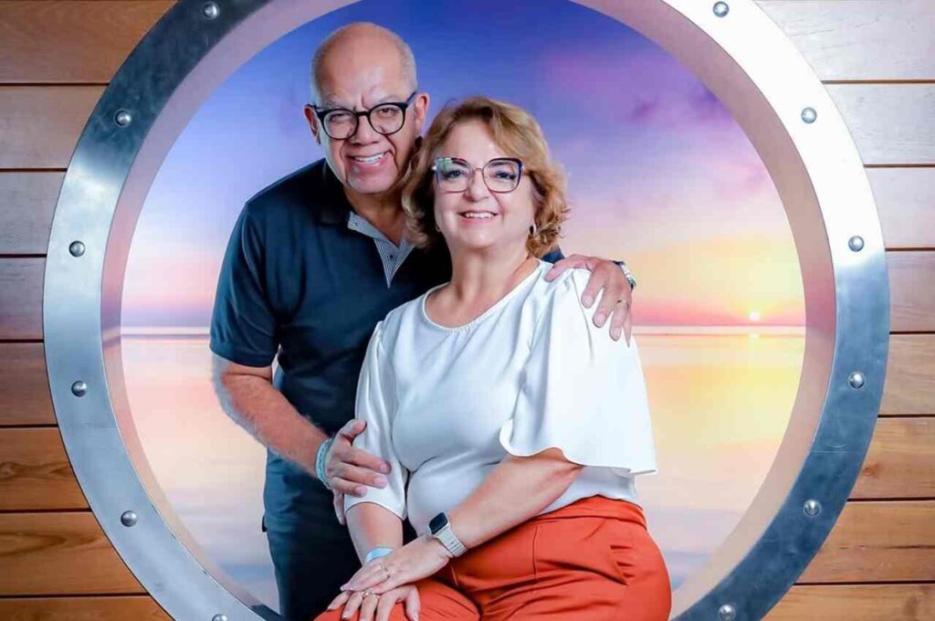 Pastor Josué Gonçalves e sua esposa Rouse Mary sorrindo em retrato juntos em ambiente decorado.
