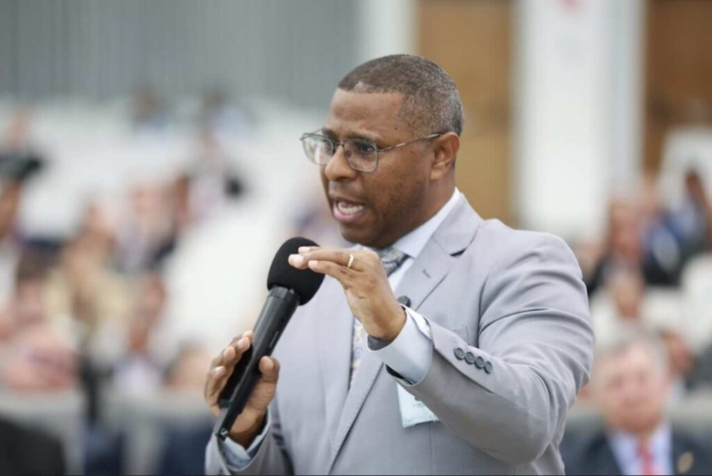 Pastor Osiel Gomes pregando ao microfone durante ministração em evento religioso.
