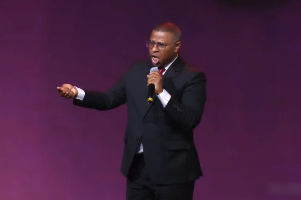 Pastor Osiel Gomes pregando com intensidade