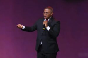 Pastor Osiel Gomes pregando com intensidade