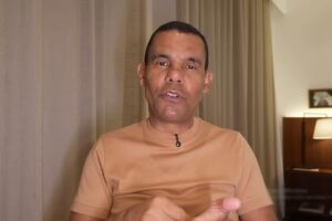 Pastor Rodrigo Silva gravando vídeo com expressão séria enquanto comenta temas bíblicos e arqueologia cristã em ambiente interno