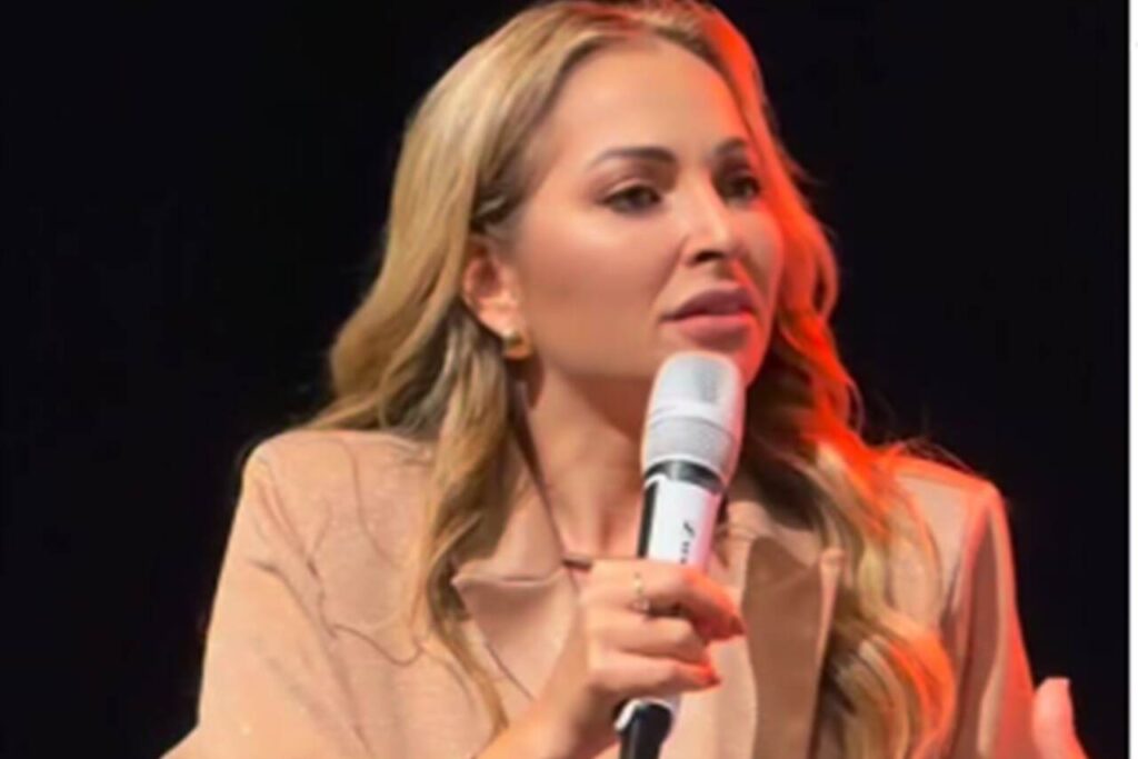 Pastora Patrícia Fernandes falando ao microfone durante ministração em evento cristão.