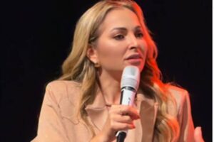 Pastora Patrícia Fernandes falando ao microfone durante ministração em evento cristão.