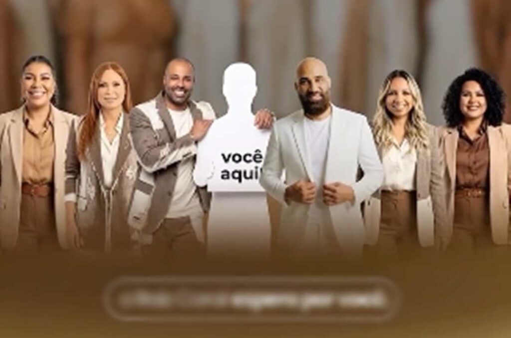 Integrantes do Raiz Coral posam em formação promocional com espaço destacado para novo integrante em campanha institucional do grupo gospel.